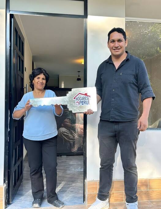 Familia contenta con su llave
