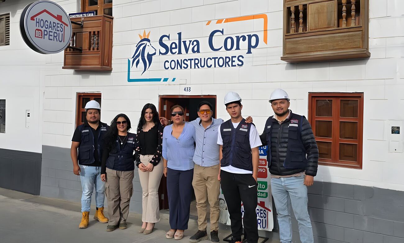 Equipo de Selva Corp frente a su oficina